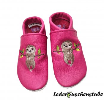 Lederpuschen pink, mit Stickerei Faultier (cappuccino)